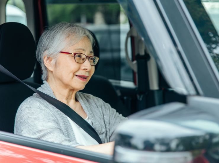 Persona anziana alla guida 
