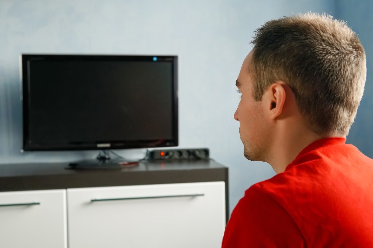 Quanto consuma un televisore spento con la spina attaccata