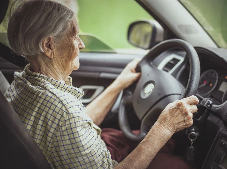 Profilo di donna concentrata alla guida 