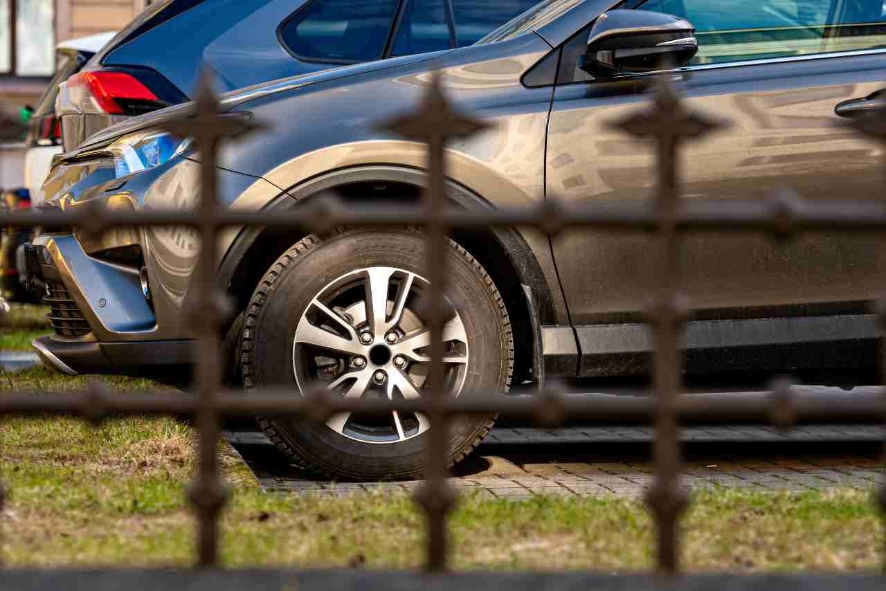 Auto parcheggiata dentro al cancello