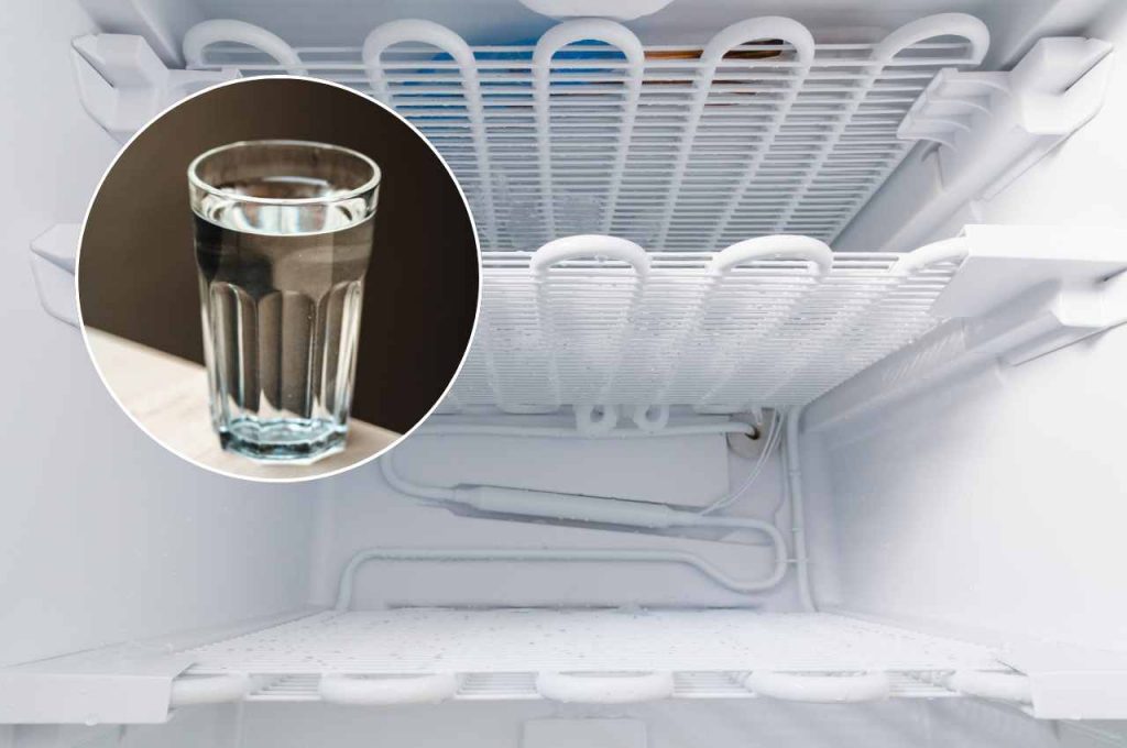 Un bicchiere d'acqua dentro il congelatore