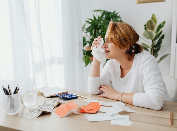 Donna che piange per le tasse da pagare