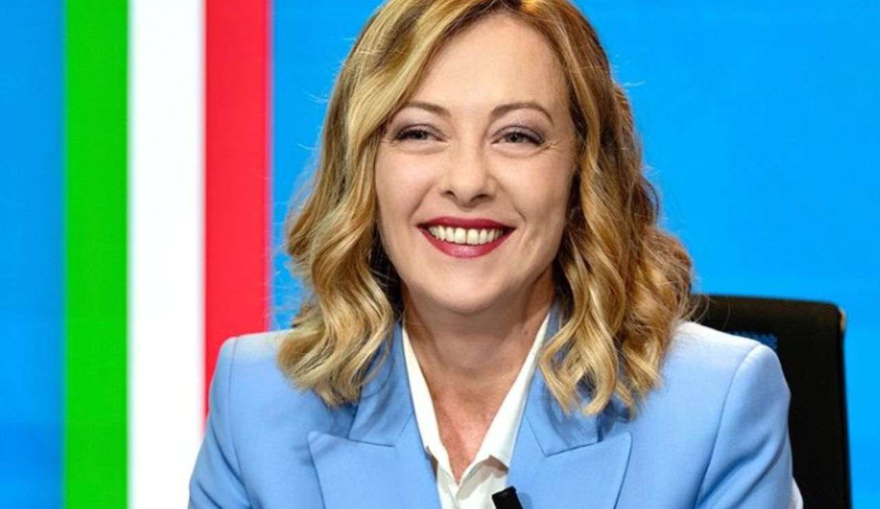 Giorgia Meloni sorride in foto