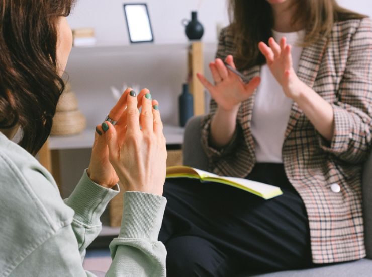 Ragazza durante una seduta di psicoterapia