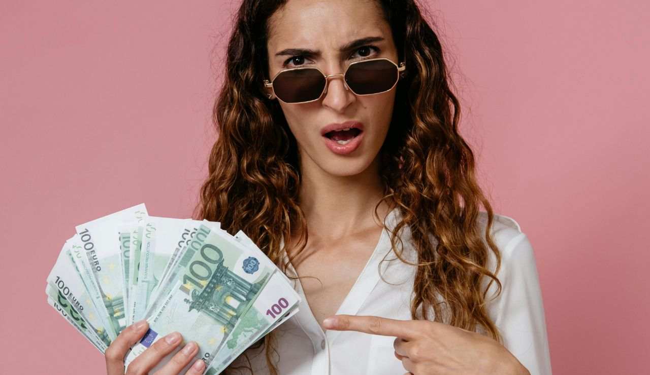 Ragazza con banconote in euro in mano