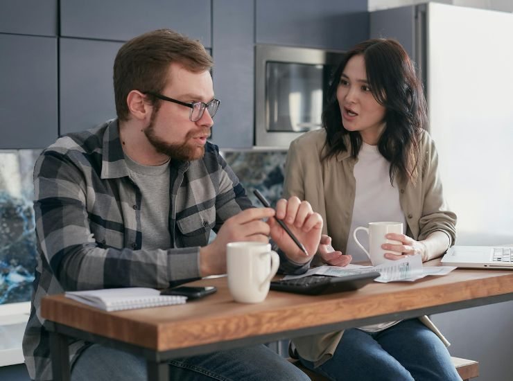 Coppia di ragazzi che discute in cucina