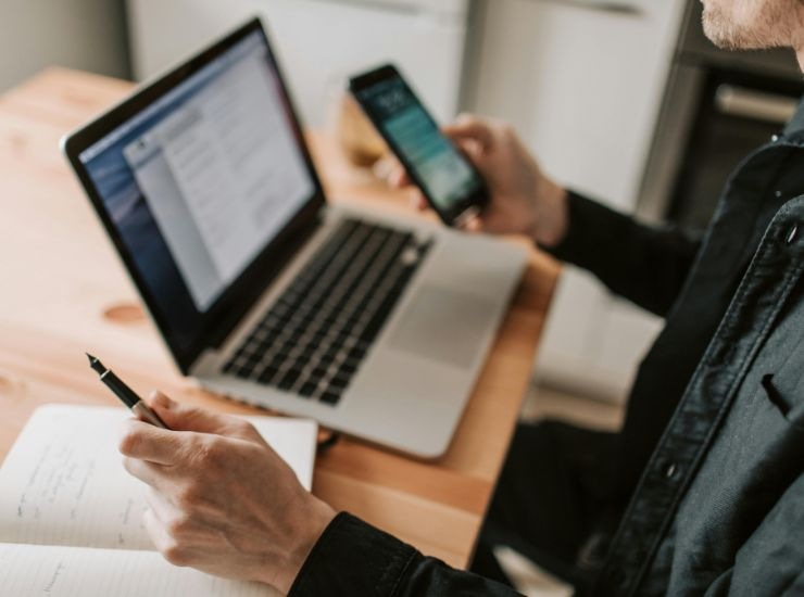 Ragazzo con computer e cellulare 