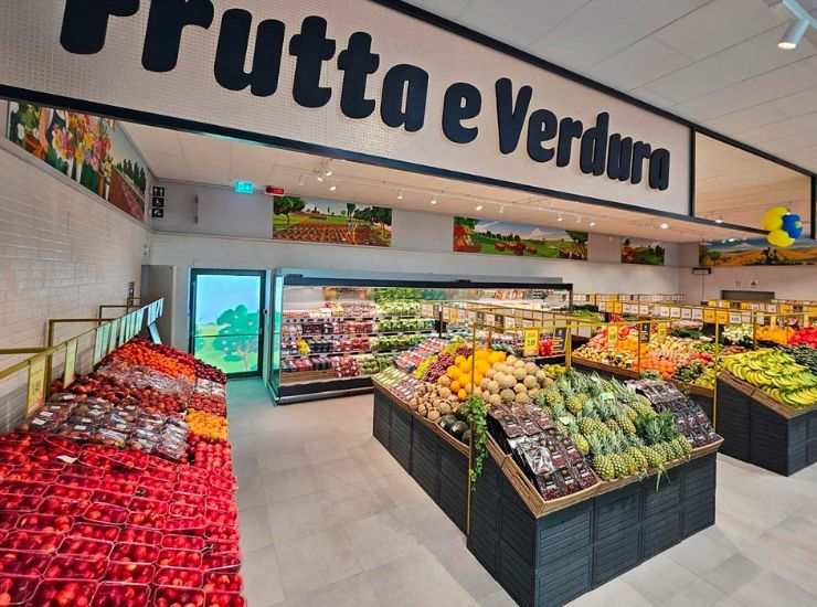 Reparto frutta e verdura con banco frigo di Eurospin 