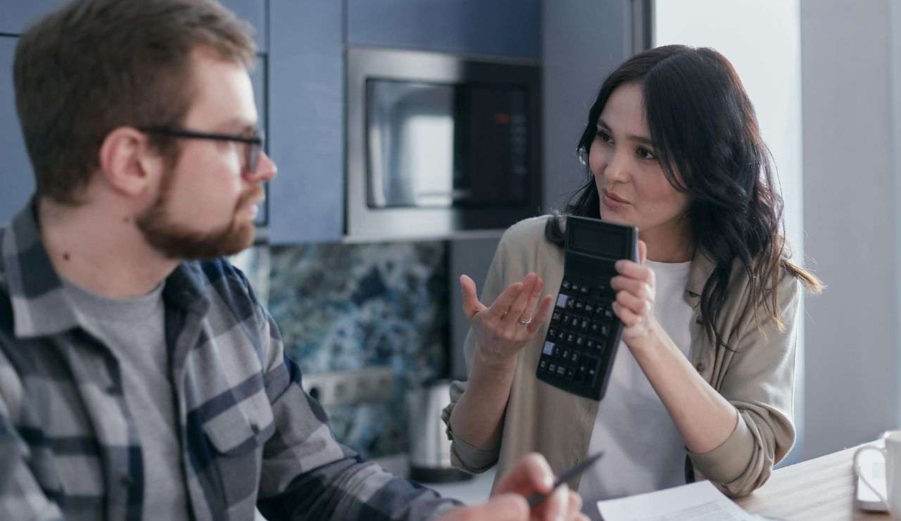 Donna e uomo discutono delle tasse da pagare