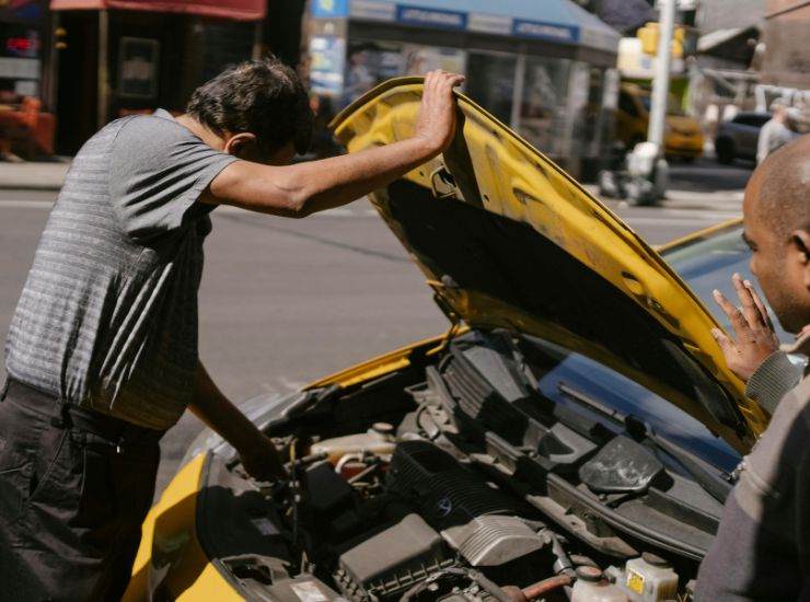 Automobile con problemi al motore 