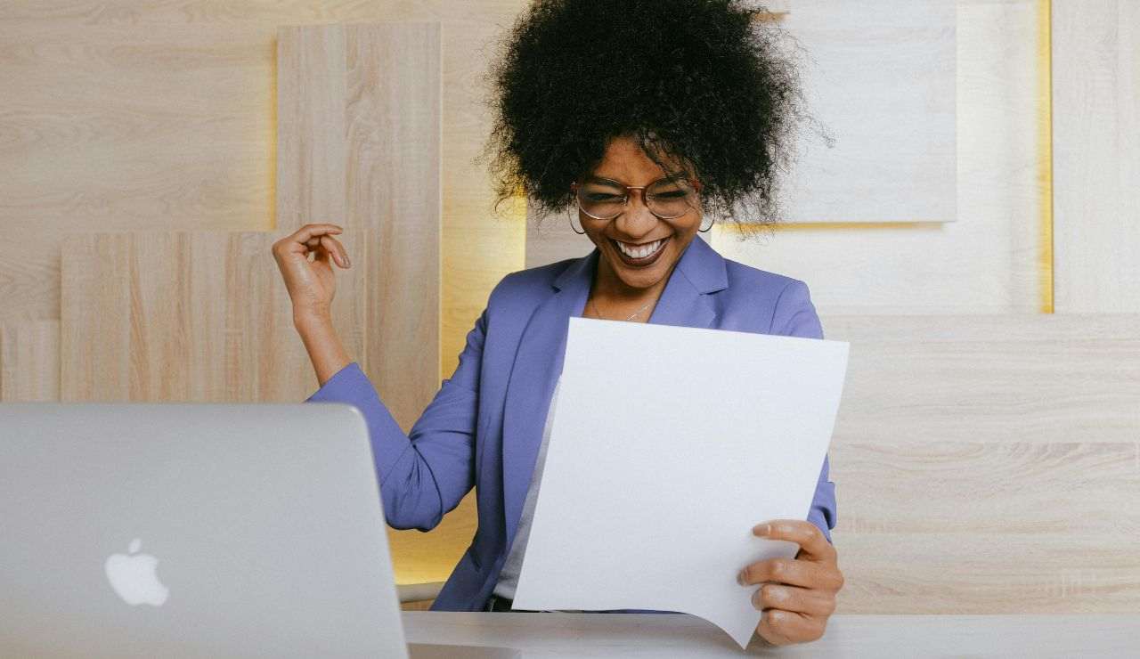 Ragazza felice di leggere una comunicazione