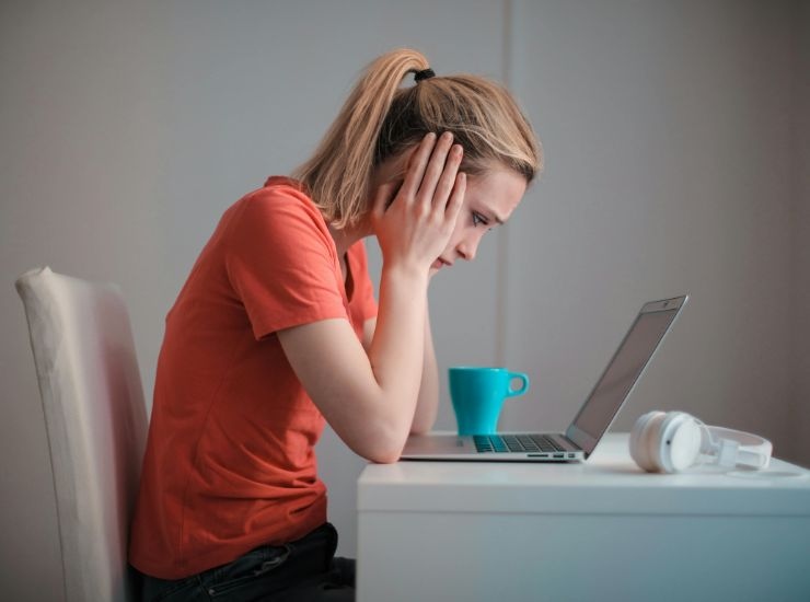 Ragazza disperata davanti al pc