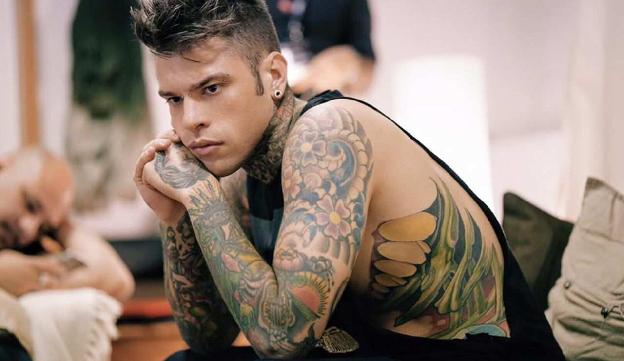 Il rapper Fedez con lo sguardo perso nel vuoto in uno scatto sui social