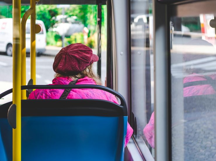 Signora in autobus (pexels.com) - ilcorrierino.com