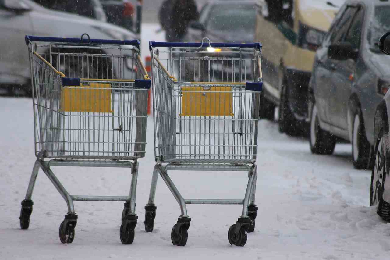 Carrelli della spesa fuori dal supermercato