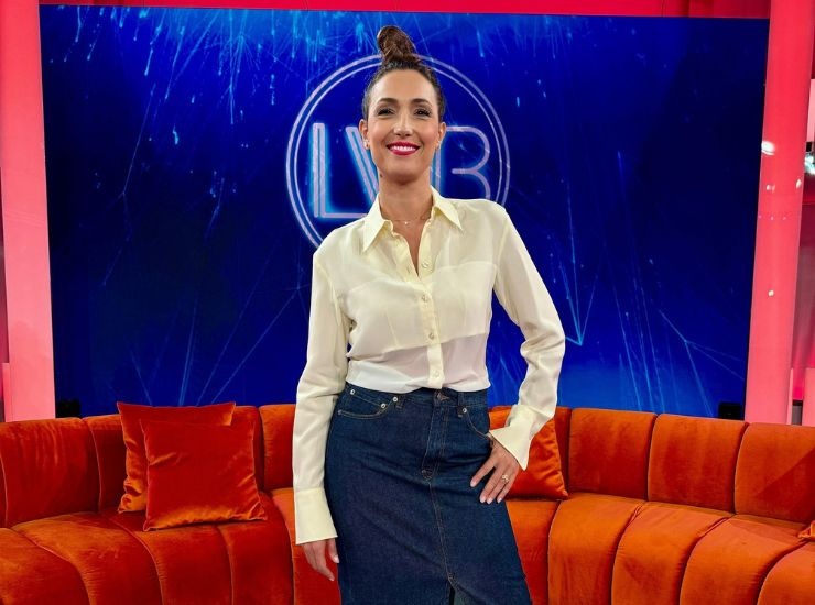 Caterina Balivo in posa nello studio de La Volta Buona