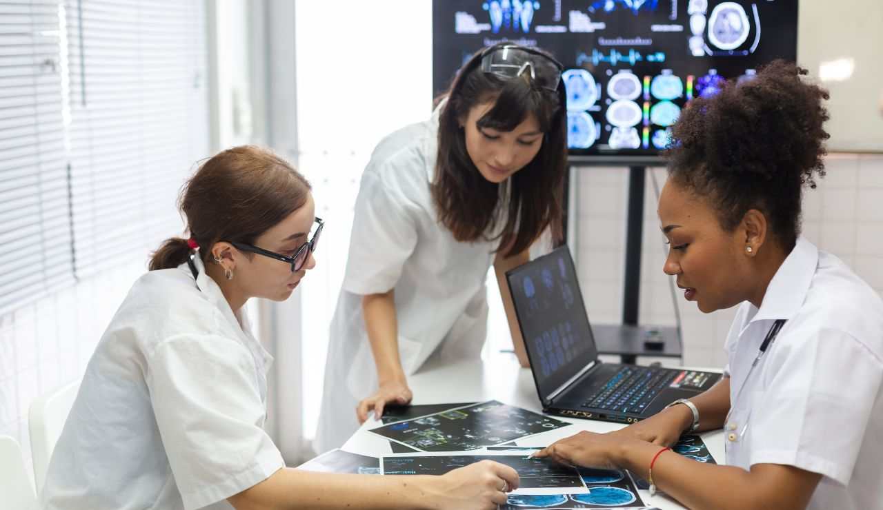 Giovani ragazze apprendono nozioni in un laboratorio medico