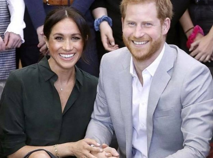 Meghan e Harry foto sorridente