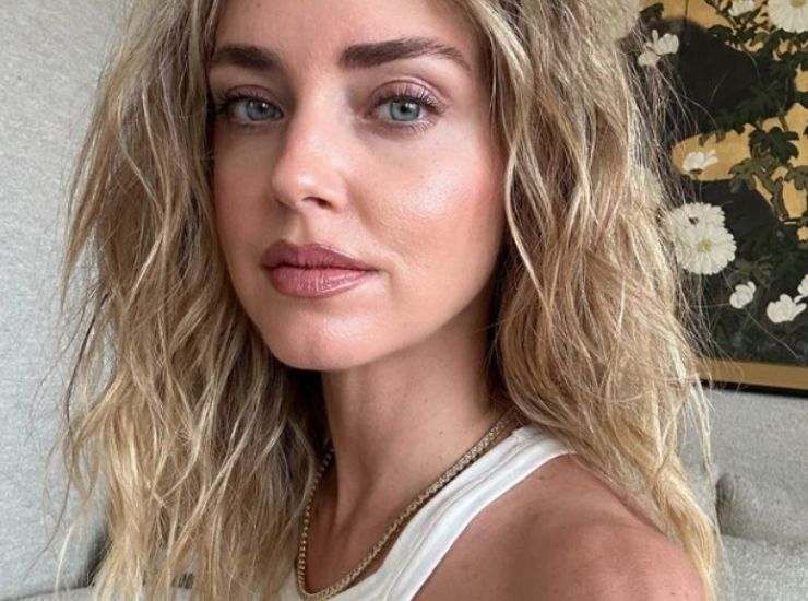 Chiara Ferragni con capelli mossi e canotta bianca