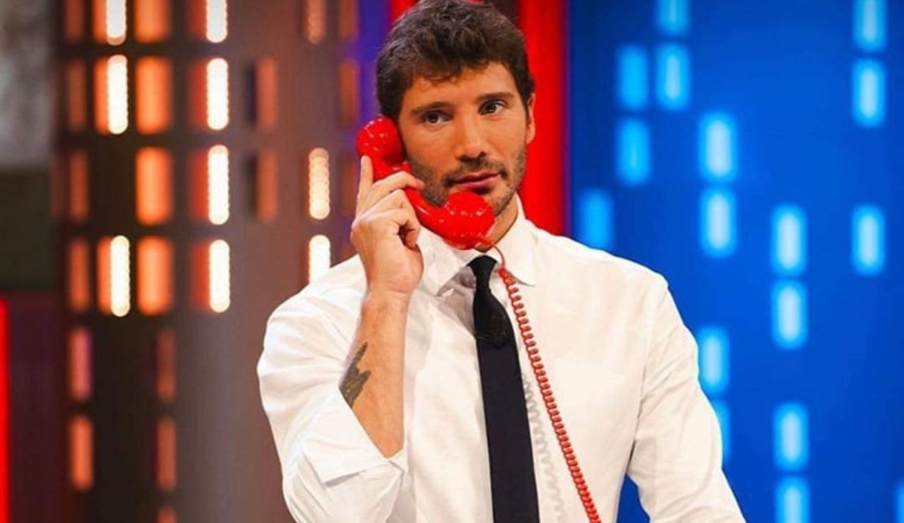 Stefano De Martino con espressione preoccupata nello studio di Affari Tuoi