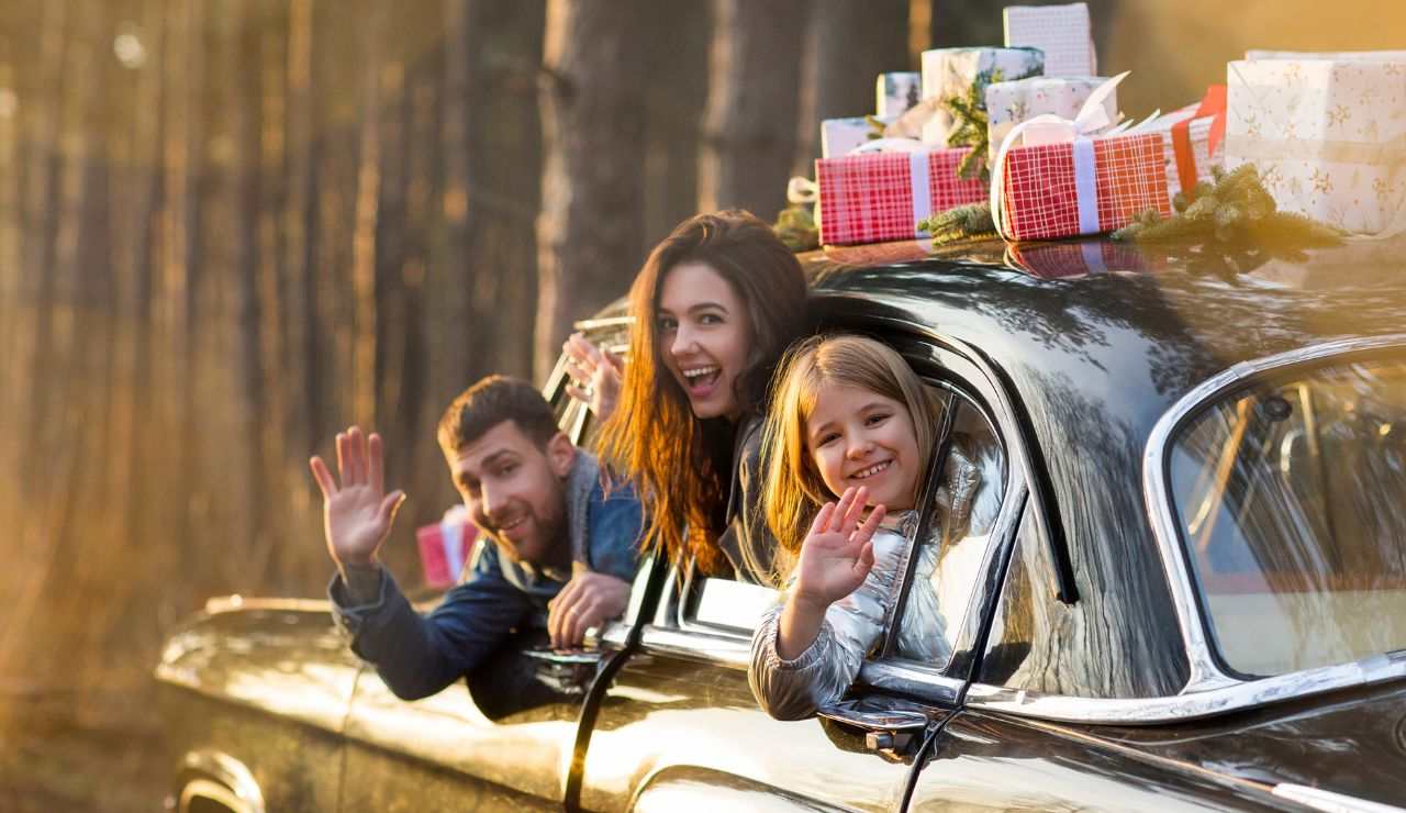 Mamma, papà e figlia in macchina per le vacanze di Natale