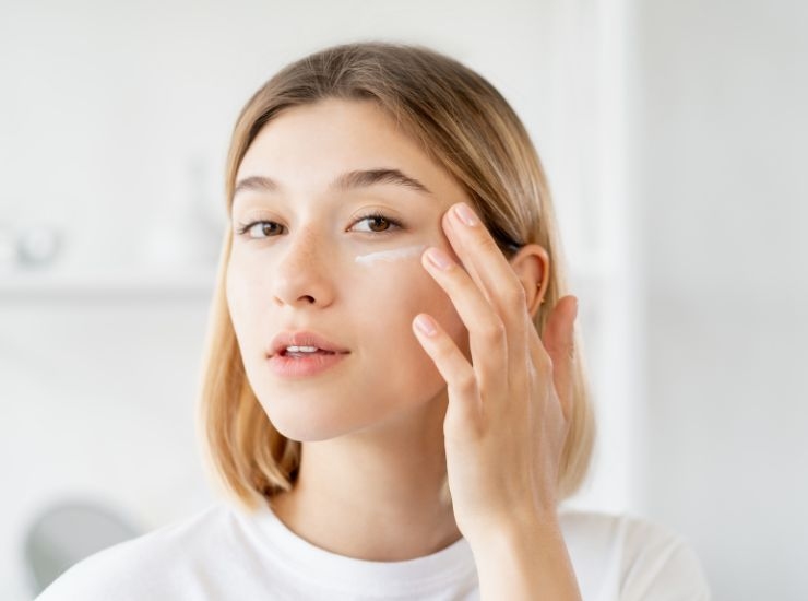 Ragazza che si prende cura del suo viso