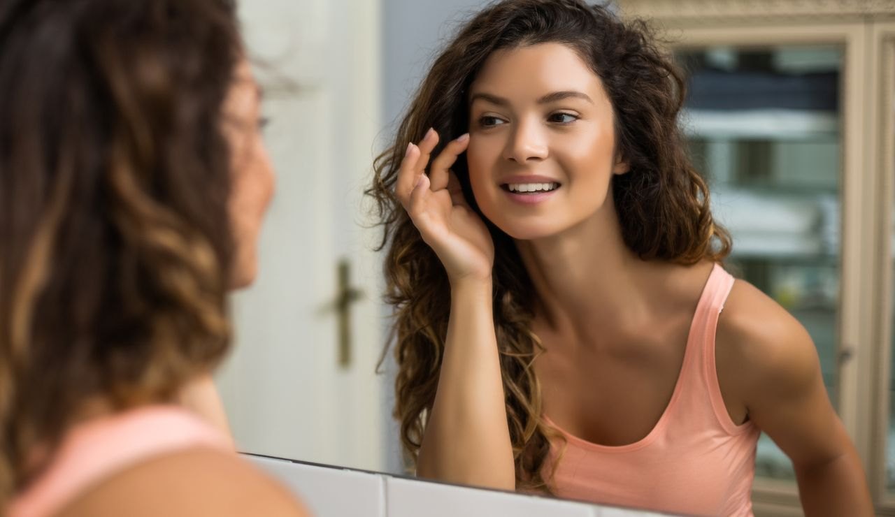 Giovane ragazza si specchia