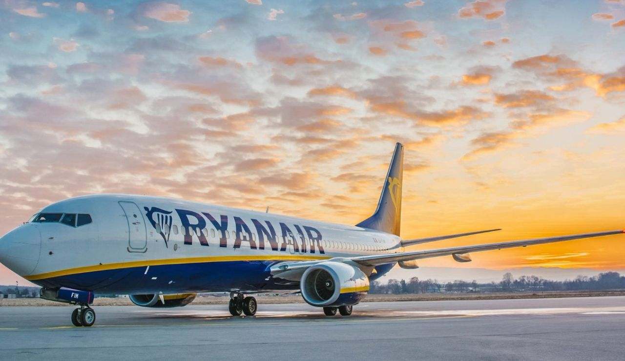 Aereo Ryanair foto all'alba su pista