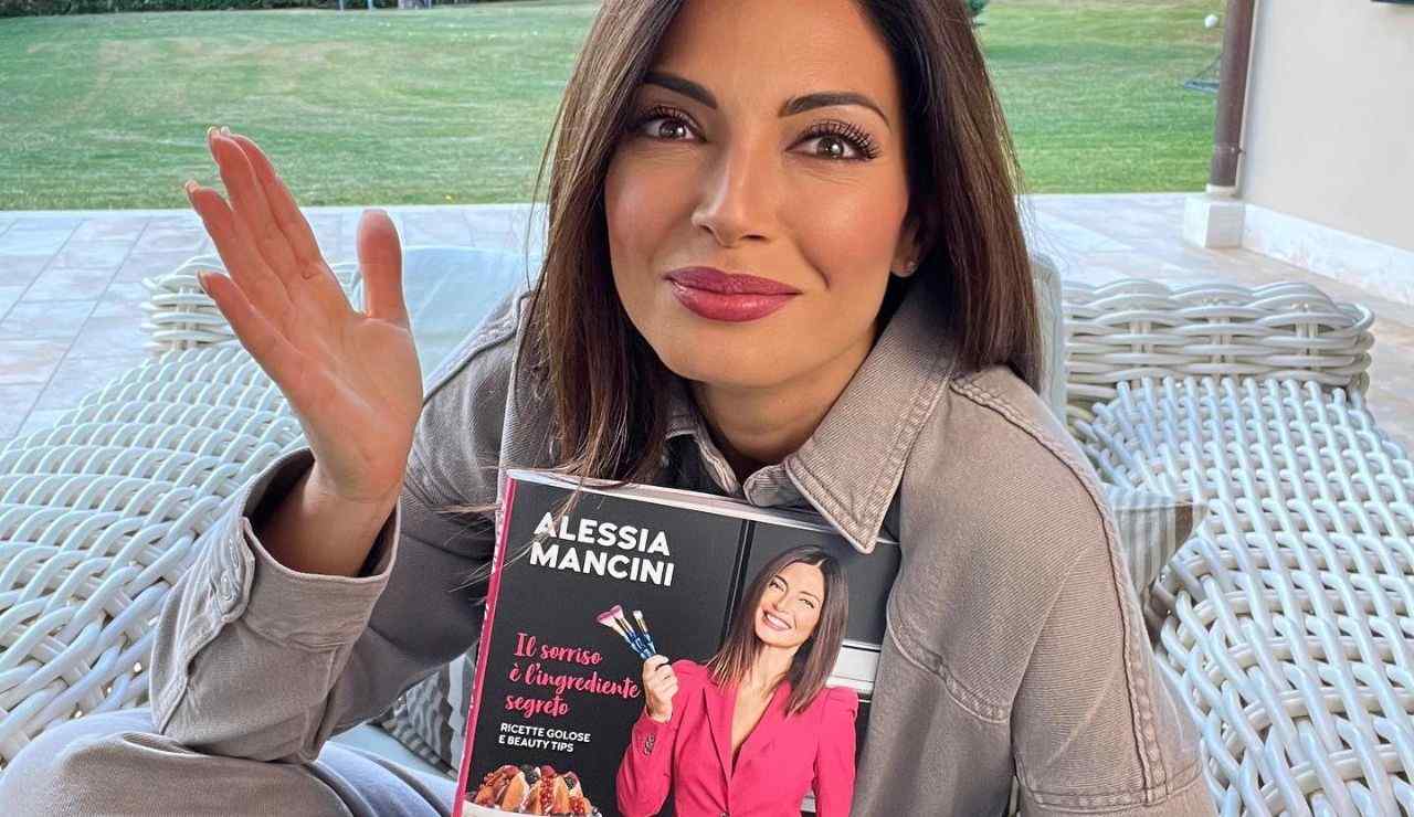 Alessia Mancini felice con il suo libro di ricette