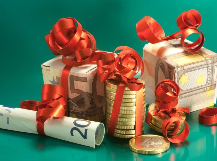 Banconote e monete incartate come doni regalo