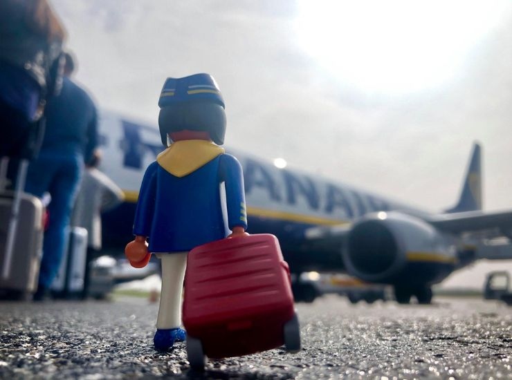 Viaggiatori Ryanair pronti all'imbarco