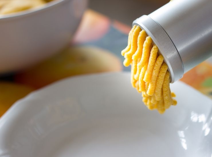 Preparare passatelli con apposito strumento