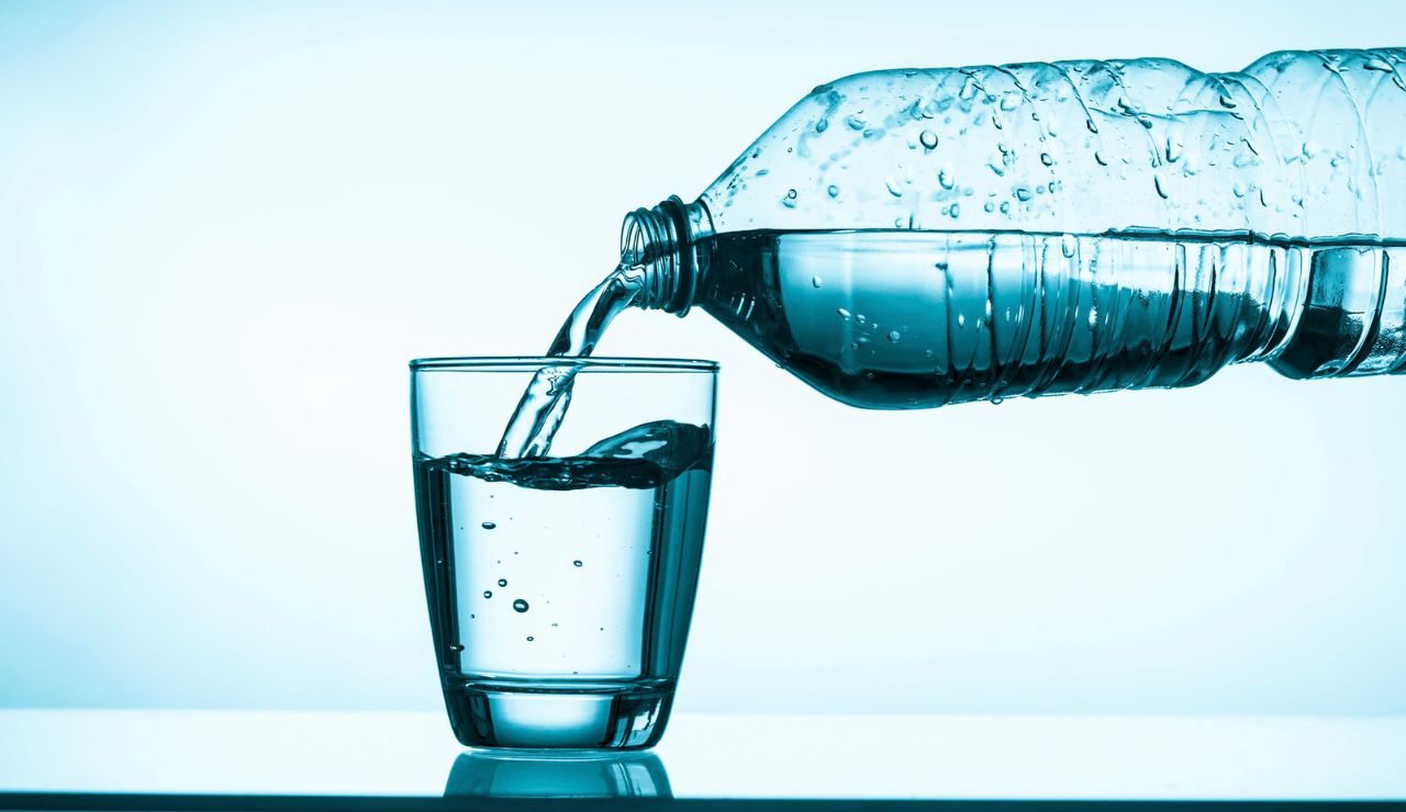 Acqua minerale dalla bottiglia al bicchiere