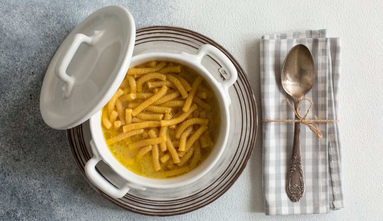 Passatelli in brodo sul tavolo apparecchiato