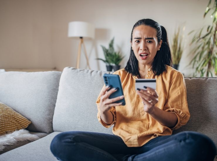 Ragazza con qualche problema alla sua carta di credito 