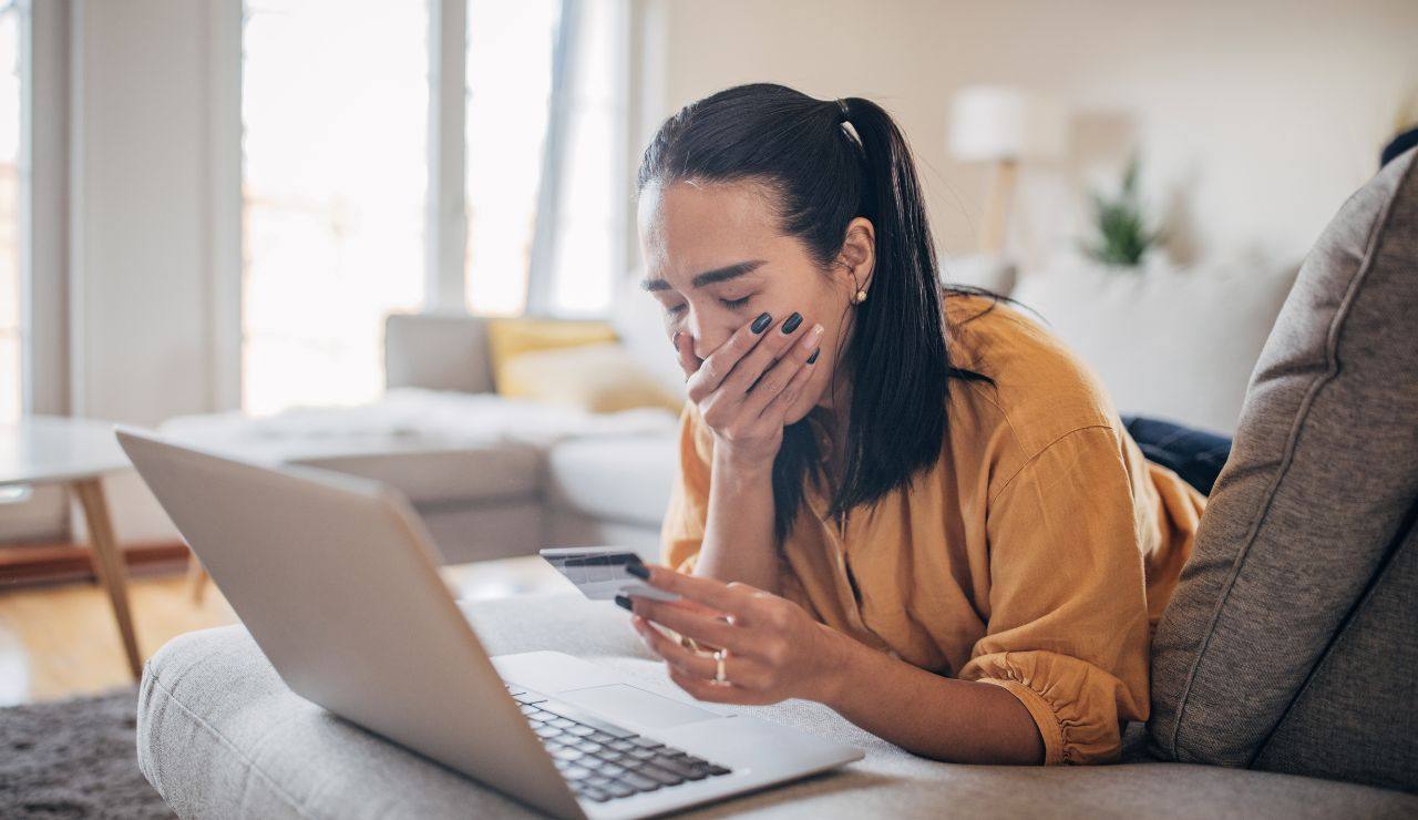 Ragazza davanti al pc con carta di credito in mano