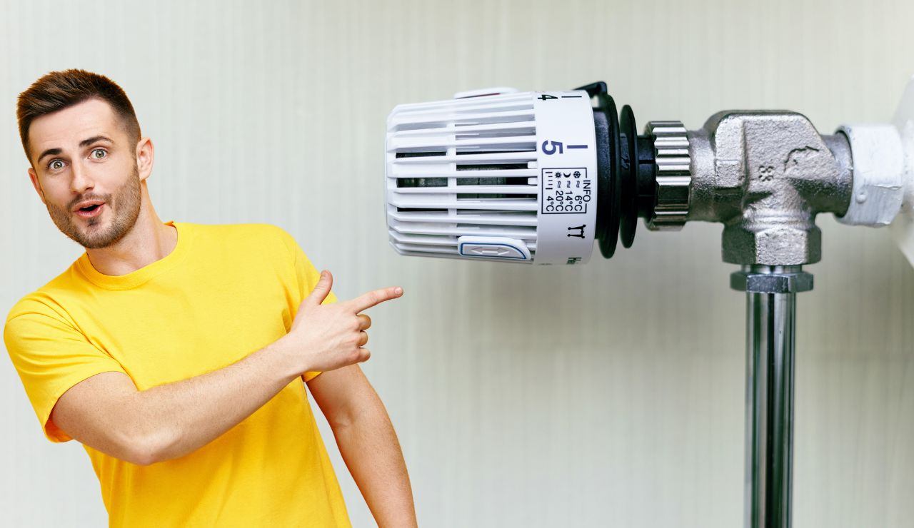 Ragazzo indica la valvola di un termosifone