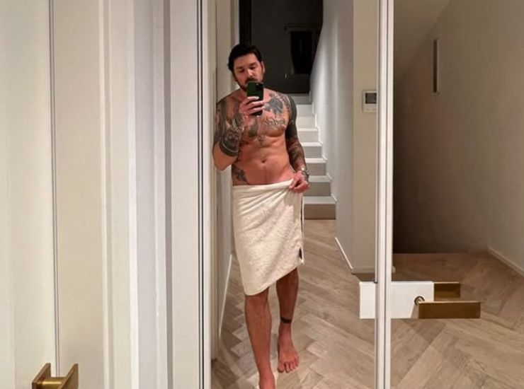 Andrea Cerioli selfie allo specchio a petto nudo