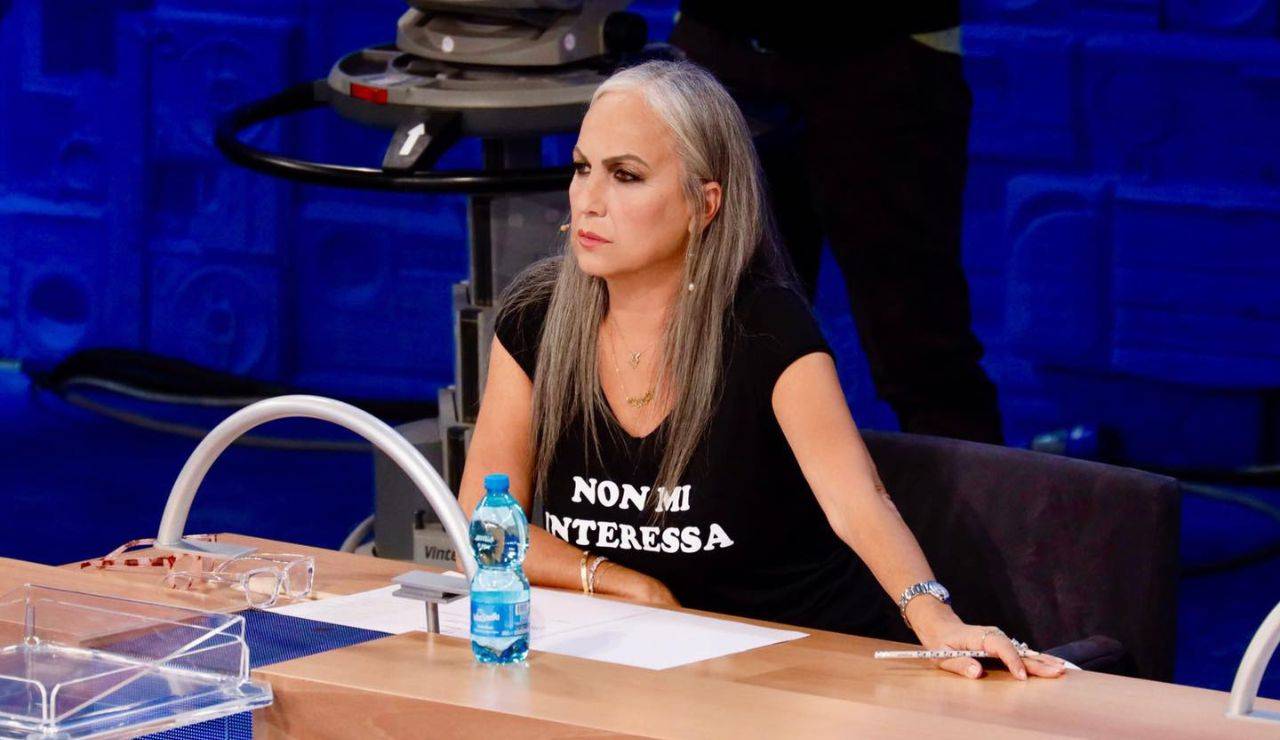 Alessandra Celentano indossa una T-shirt nera con scritta bianca nel pomeridiano di Amici