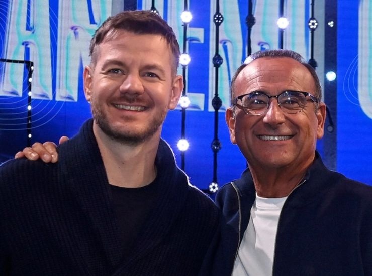 Alessandro Cattelan e Carlo Conti insieme sorridenti in TV