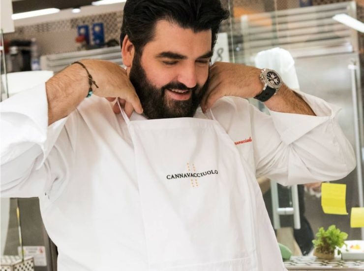 Antonino Cannavacciuolo felice in cucina