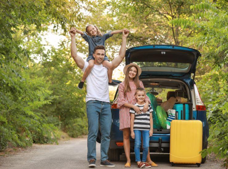 Famiglia pronta a partire per un viaggio