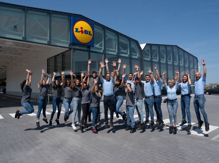 Foto di gruppo dei dipendenti Lidl