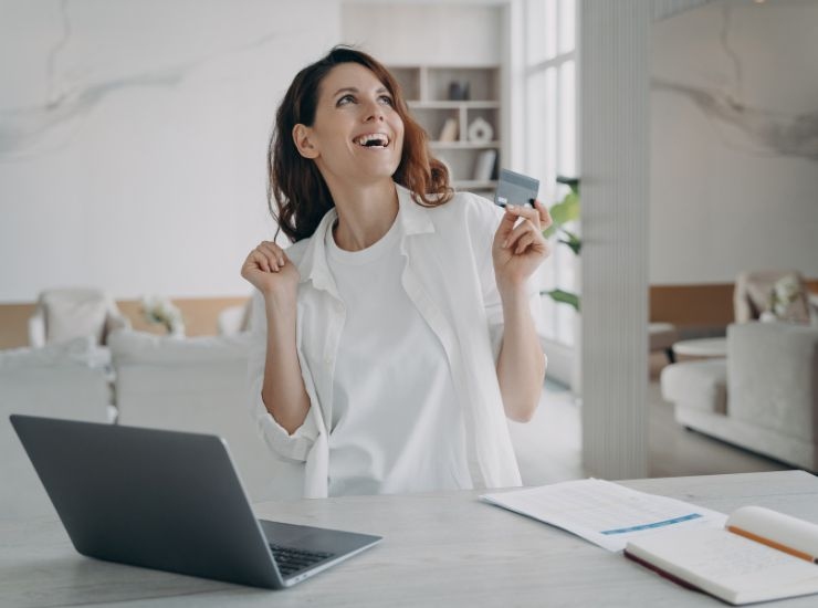 Donna felice dopo aver letto una comunicazione sul PC