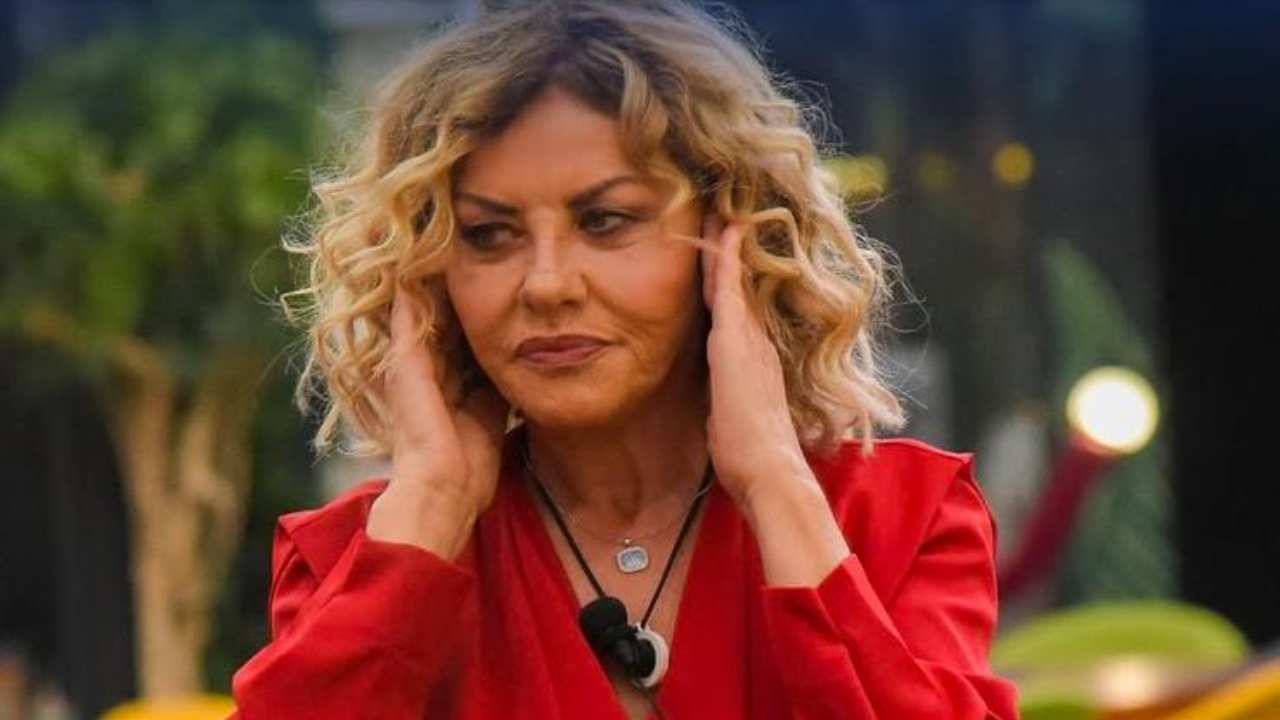 Aveva già deciso tutto: Eva Grimaldi smaschera la strategia della gieffina | Il microfono ha registrato la confessione