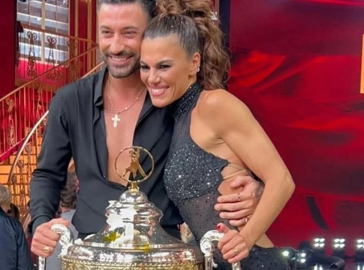 Bianca Guaccero e Giovanni Pernice con la coppa di Ballando con le stelle