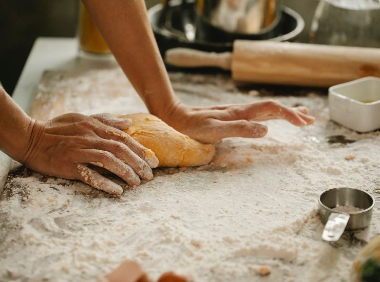 Donna con le mani in pasta 