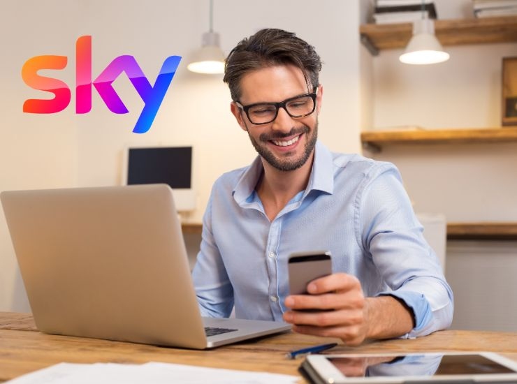 Ragazzo felice di aver trovato un'offerta Sky