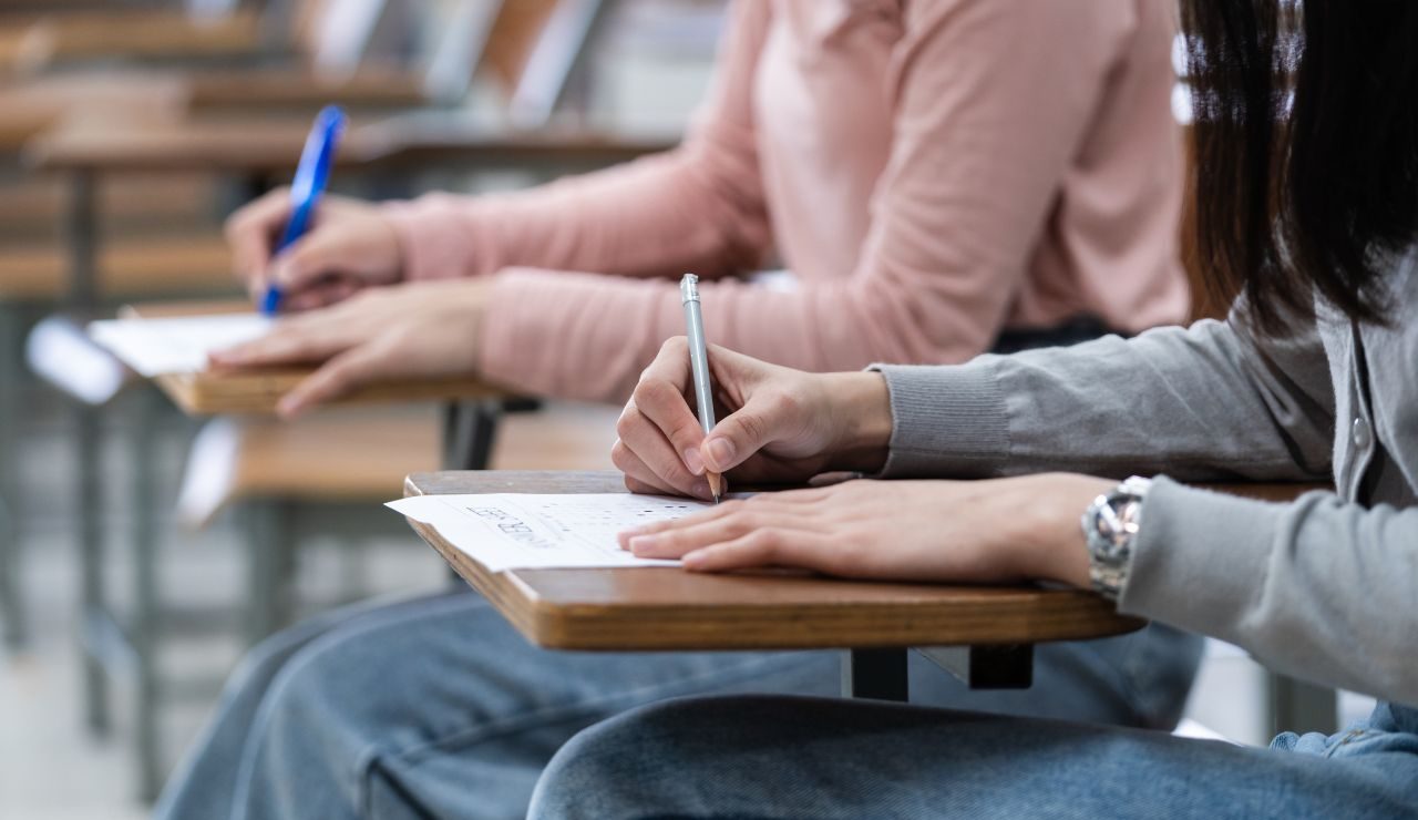 Donne che svolgono un test scritto