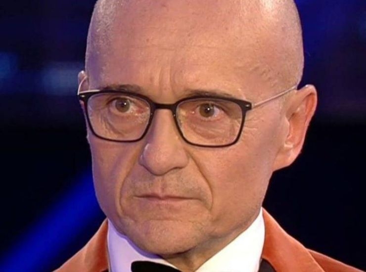 Alfonso Signorini con espressione seria e preoccupata al GF